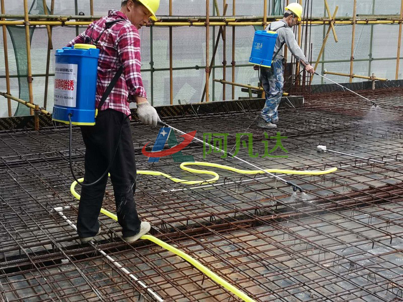 鋼筋除鏽施工中